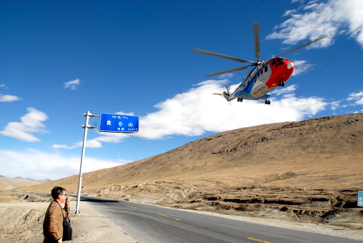 2010年9月，中航工业昌飞研制的国产民用直升机AC313首次成功飞越昆仑山